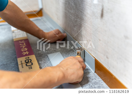 裝修DIY地板踢腳板施工 118162619