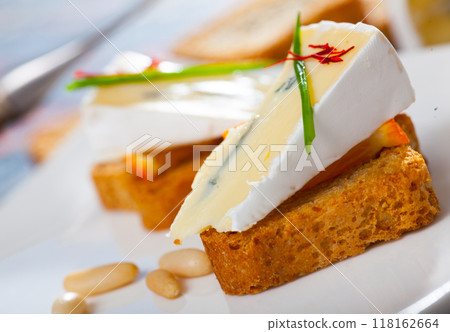 Toasted bread with soft blue cheese and orange 118162664