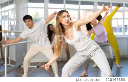 Group of men and woman dancing hip hop Group of men and woman dancing hip hop 118162863