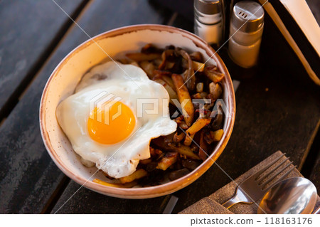 Fried potatoes with onion, mushrooms and sunny side up egg 118163176