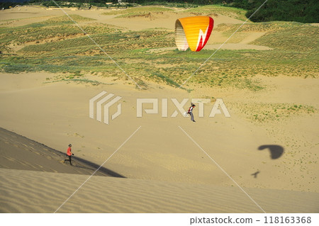 Summer in Tottori Prefecture: Paragliding on horseback over the Tottori Sand Dunes 118163368