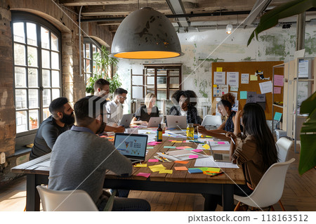 現代辦公室中積極的團隊協作 現代辦公室中積極的團隊協作 118163512