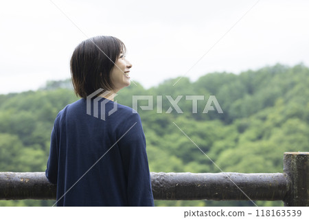 一名年輕女子在自然中 118163539