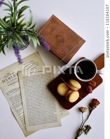 白桌上的植物、書籍和英文文本、咖啡、餅乾和乾果 白桌上的植物、書籍和英文文本、咖啡、餅乾和乾果 118164107