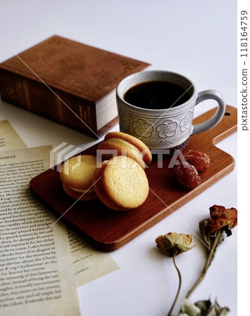 白色背景上的桌子照片,包括咖啡、餅乾、文件、書籍和植物 白色背景上的桌子照片,包括咖啡、餅乾、文件、書籍和植物 118164759