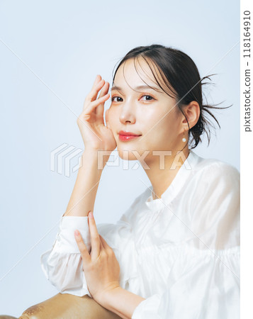 時尚女性的美容與護膚形象 時尚女性的美容與護膚形象 118164910