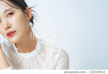 時尚女性的美容與護膚形象 時尚女性的美容與護膚形象 118164912