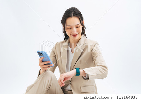 使用智慧型手機和智慧型手錶的女人 118164933