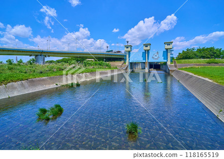 View of the Inagi Bridge and Kitatama No. 1 Water Gate from the Tama River riverbed in Oshidate-cho, Fuchu City, Tokyo 118165519