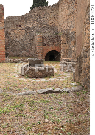 Pompeii ruins 118165721
