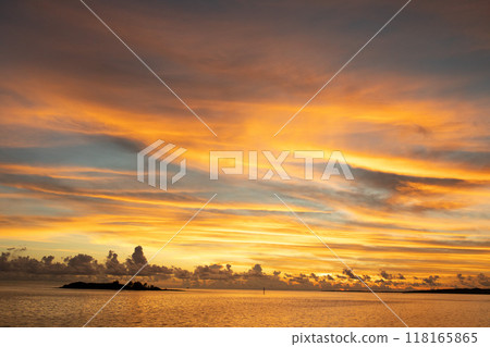 The sea dyed in the colors of the morning glow 118165865