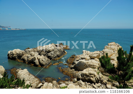 Rocky beach scenery with ocean horizon Rocky beach scenery with ocean horizon 118166106