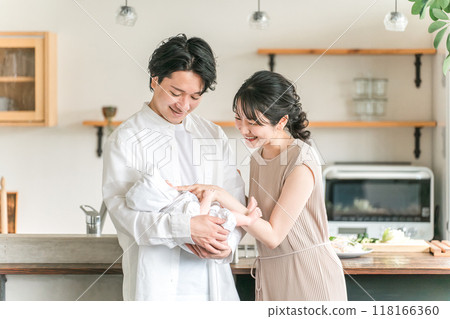 嬰兒和年輕的日本夫婦，幸福的婚姻生活，新婚夫婦（產後） 118166360