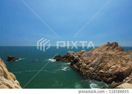 Rocky beach scenery with ocean horizon Rocky beach scenery with ocean horizon 118166655