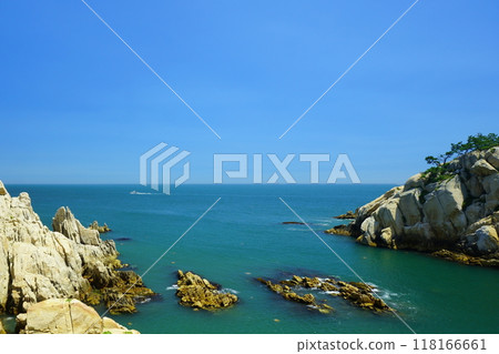 Rocky beach scenery with ocean horizon Rocky beach scenery with ocean horizon 118166661