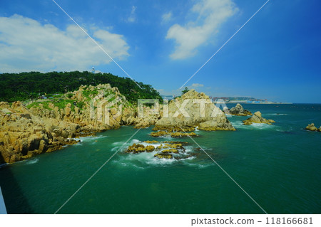 Rocky beach scenery with ocean horizon Rocky beach scenery with ocean horizon 118166681