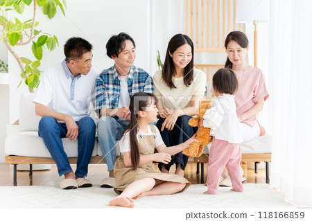 三代家庭在客廳放鬆 118166859