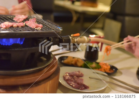 手拿著烤肉架和 namul 118166875