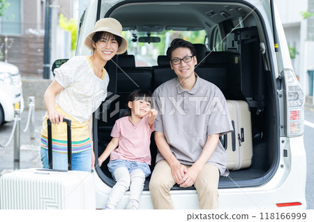 一家人開車出門 118166999