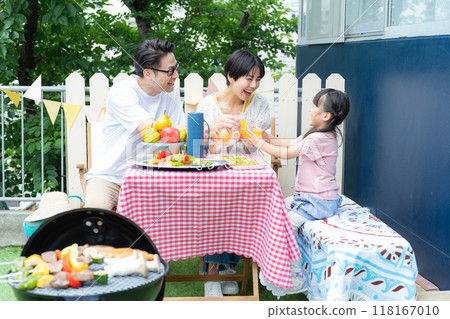 家庭享受燒烤 118167010