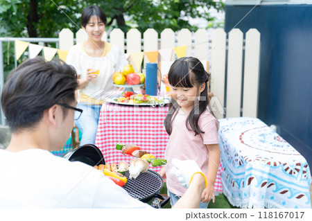 Family enjoying a barbecue 118167017
