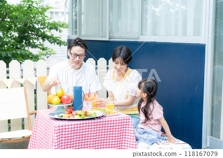 家庭享受燒烤 118167079