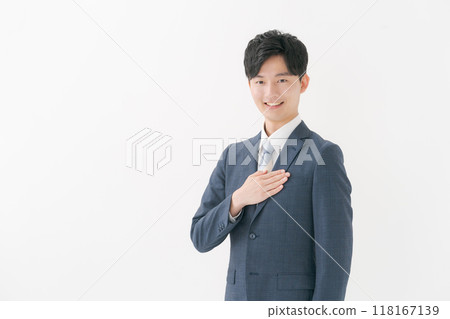 一個穿著西裝的男人把手放在胸前 118167139