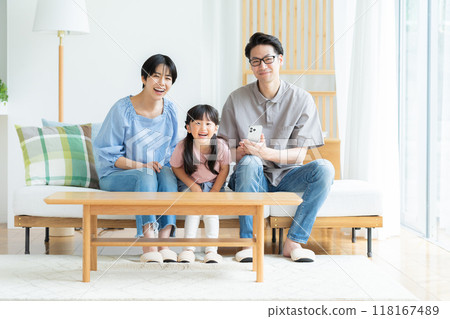 朋友家人看到智能手機 118167489