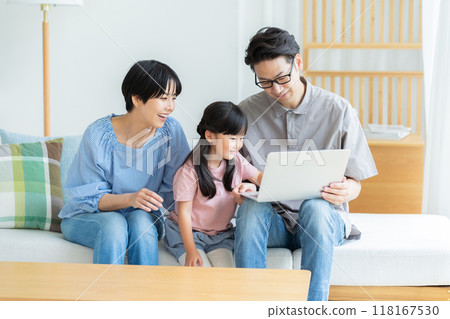 Close family looking at a computer Close family looking at a computer 118167530