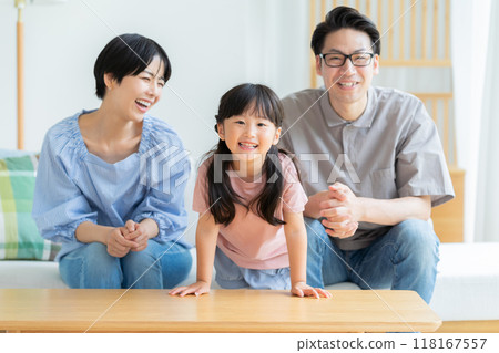 一個家庭在客廳放鬆 118167557