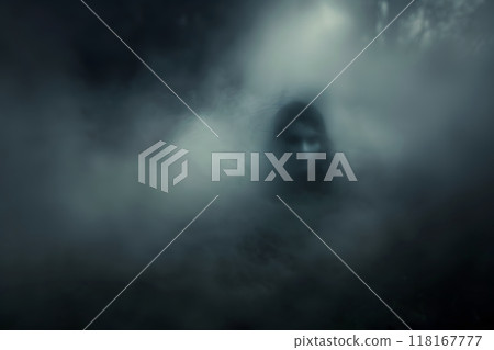 煙霧繚繞的鬼魂，形象恐怖的女人。鬼照片。 118167777