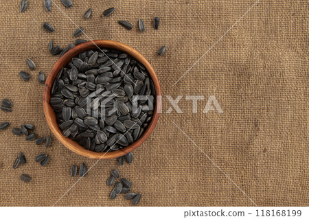 heap of black sunflower seeds, close up 118168199