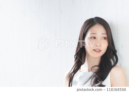 Female portrait 118168508