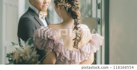 Couple taking wedding photos in a retro building 118168554