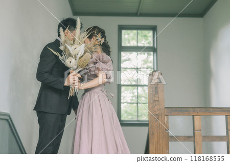 Couple taking wedding photos in a retro building 118168555