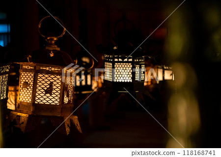 【奈良縣】春日大社，夜晚的黑暗中漂浮著許多美麗的燈籠 118168741