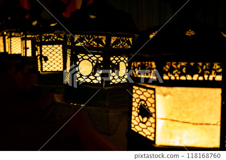 【奈良縣】春日大社，夜晚的黑暗中漂浮著許多美麗的燈籠 118168760