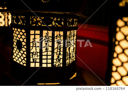 【奈良縣】春日大社，夜晚的黑暗中漂浮著許多美麗的燈籠 118168764