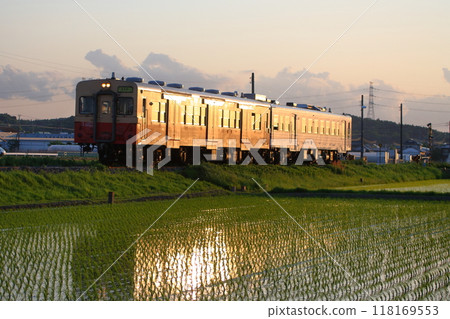 久留裡線上運行的舊柴油車（Kiha 37 + Kiha 30） 118169553