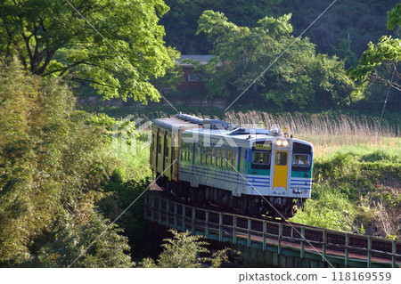 久留裡線上運行的舊柴油車（Kiha 37 + Kiha 30） 118169559