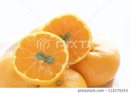 切開的橘子，上面撒上薄荷 118170243