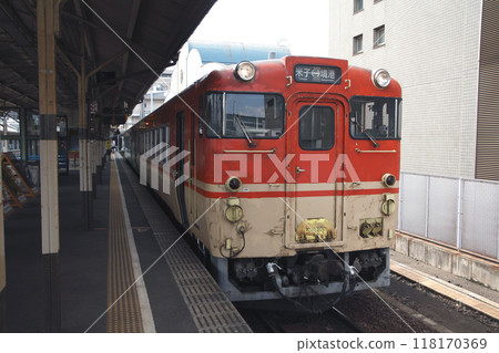 Sakai Line Kiha 47 Kishin Line color (Yonago ⇔ Sakaiminato) stopped at Yonago Station Sakai Line Kiha 47 Kishin Line color (Yonago ⇔ Sakaiminato) stopped at Yonago Station 118170369