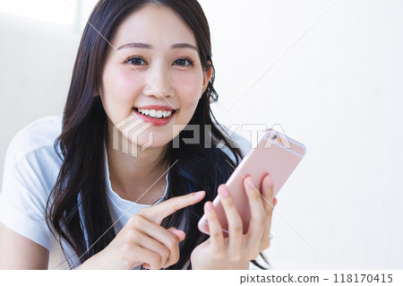 Woman holding a smartphone 118170415
