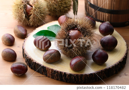 Autumn taste chestnut 118170482
