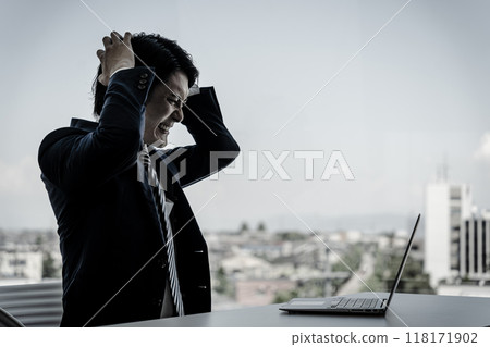 一個商人在辦公室抱著頭(破產,破產,廢墟,單色,黑白) 一個商人在辦公室抱著頭(破產,破產,廢墟,單色,黑白) 118171902