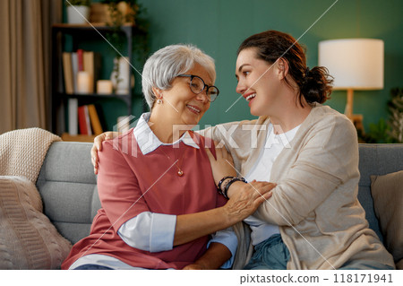 mother and her adult daughter mother and her adult daughter 118171941