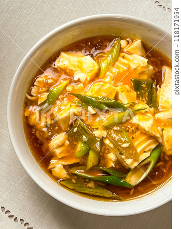 一道營養豐富的中式湯菜，由辣豆腐和新鮮蔬菜製成。 118171954