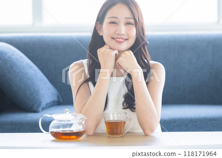 Female tea time 118171964