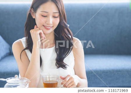 Female tea time 118171969