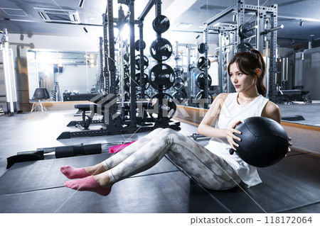 Young woman training at the gym, abdominal muscles, medicine ball 118172064